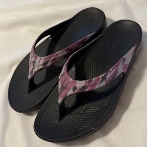OOFOS OOlala Purple Camo/ Black Women Recovery Sandals- SZ 8